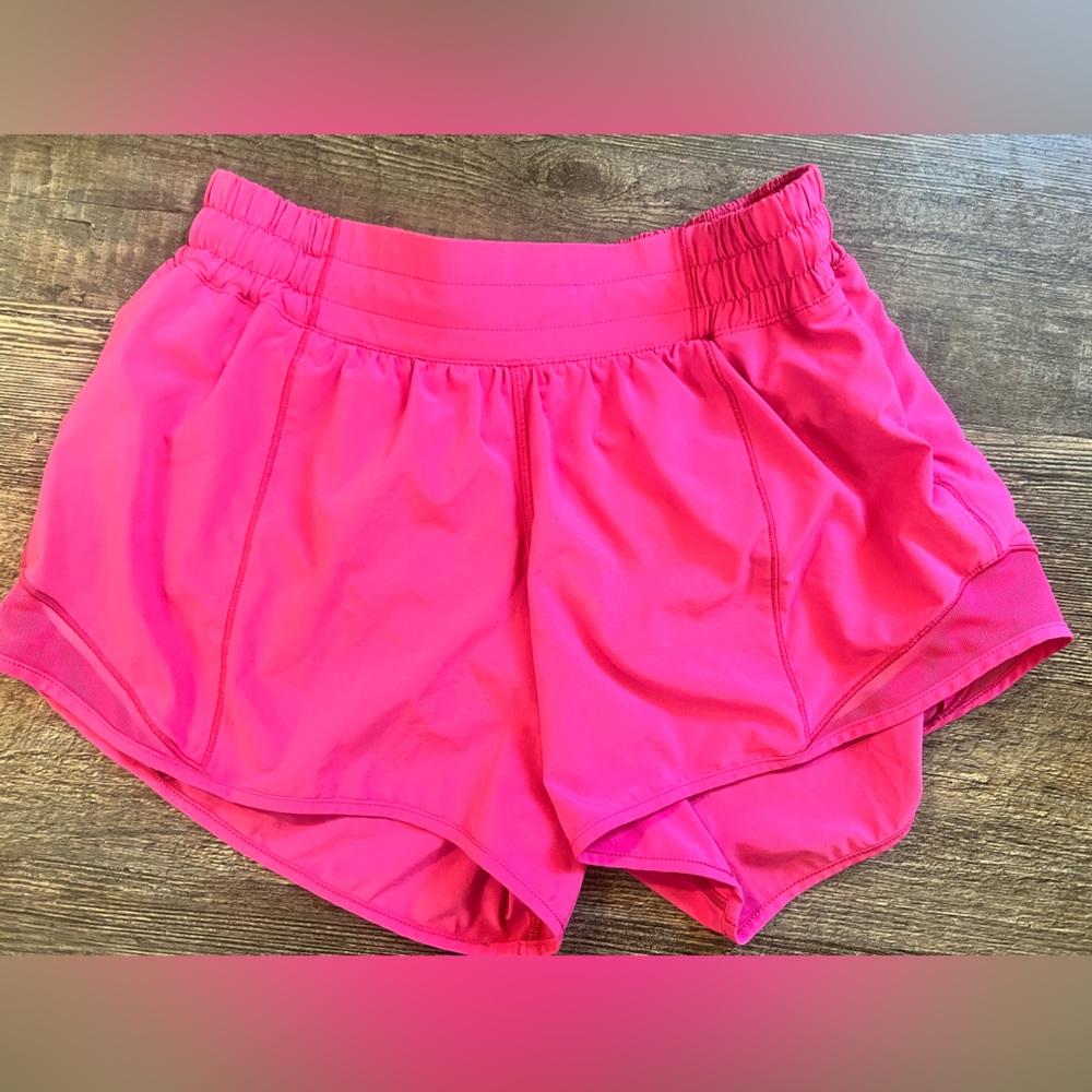 Lululemon Hotty Hot shorts size 6; LIKE NEW